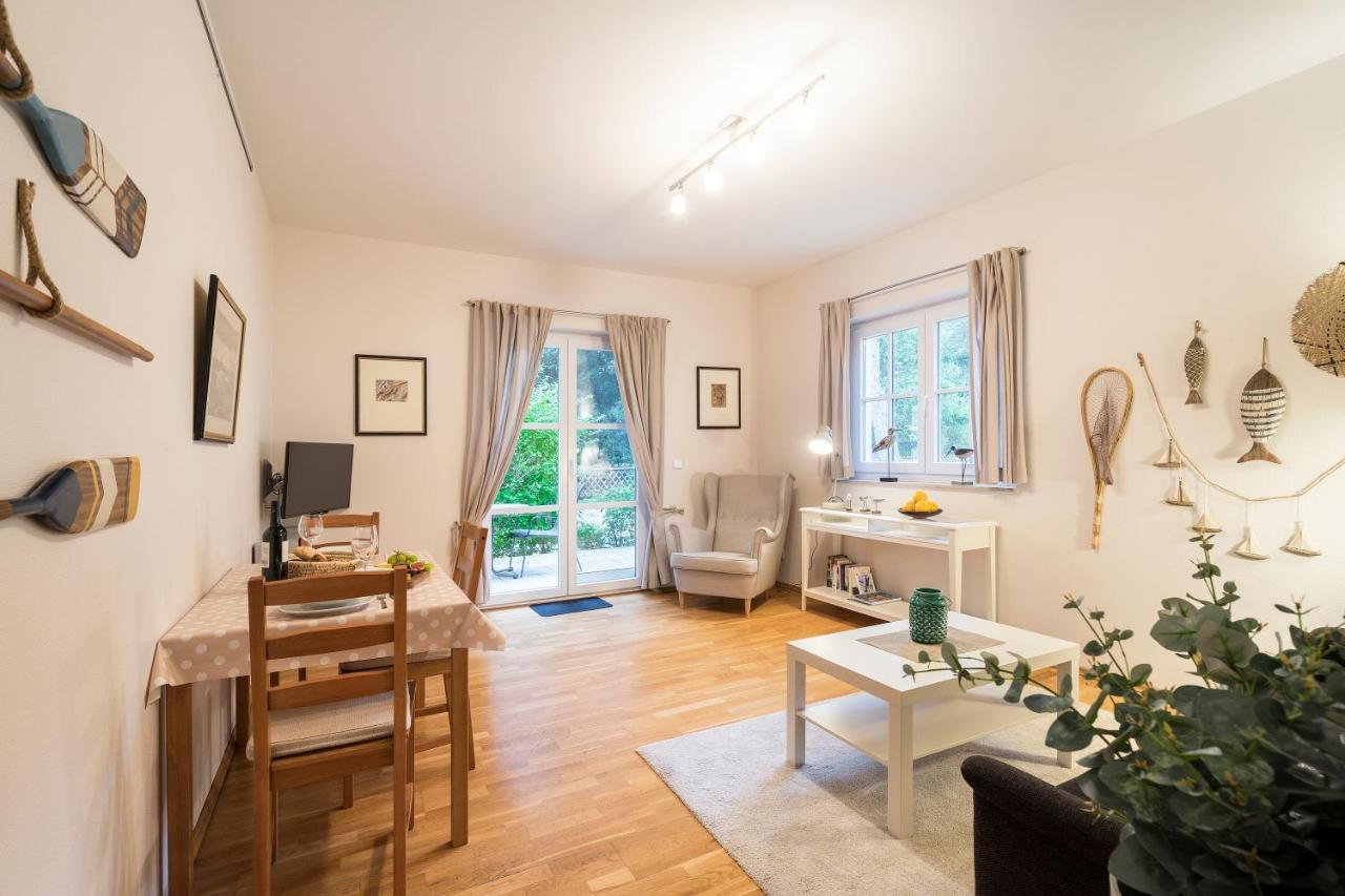 Strandleben 01 - Georg Grosz Apartment