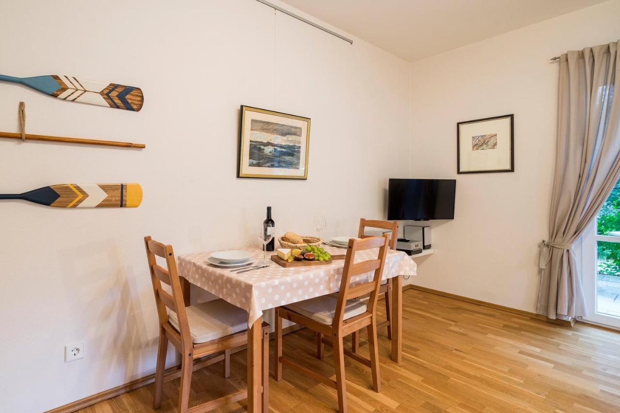 Strandleben 01 - Georg Grosz Apartment Ahrenshoop