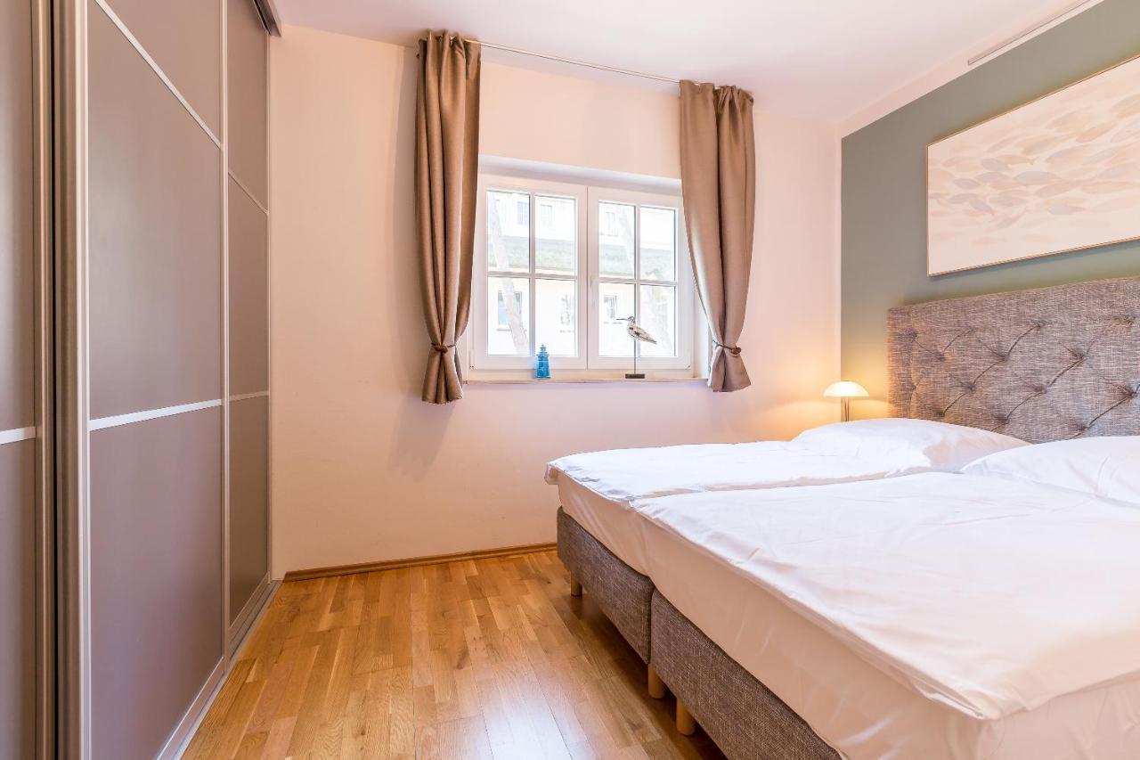 Strandleben 01 - Georg Grosz Apartment